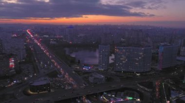 Metro Kharkivska. Revutsky Caddesi. Bölgenin genel planı. Gece çekimi. Şehir ışıkları. Hava fotoğrafçılığı. Gün batımı gökyüzü.