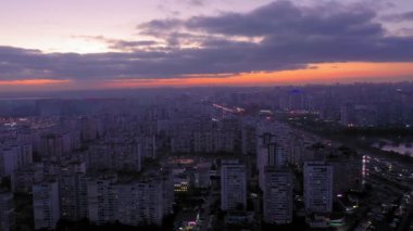 Metro Kharkivska. Revutsky Caddesi. Bölgenin genel planı. Gece çekimi. Şehir ışıkları. Hava fotoğrafçılığı. Gün batımı gökyüzü.