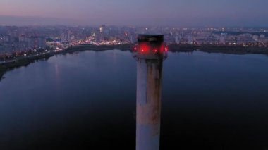 Çöp yakma tesisi bacası. Çevre Kirliliği. İnsansız hava aracı videosu. Ukrayna. Kyiv. Isı üretimi. Bitki Enerjisi.
