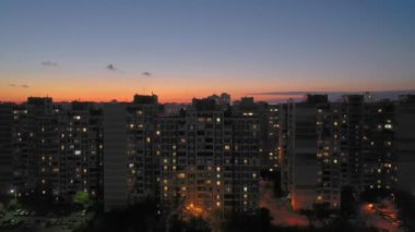 Metro Kharkivska. Revutsky Caddesi. Bölgenin genel planı. Gece çekimi. Şehir ışıkları. Hava fotoğrafçılığı. Gün batımı gökyüzü.