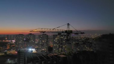 Metro Kharkivska. Revutsky Caddesi. Dizilimin genel planı. Yeni bir evin inşaatı. Turna. İnşaat. Havadan. Gece. 