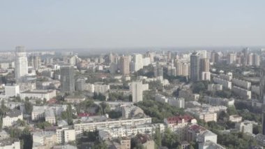 Kyiv şehrinin genel planı. Sağ yakanın manzarası. Şehir merkezi. Yaz. Dinyeper Nehri. Hükümet konutu. Havadan