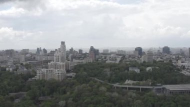 Kyiv şehrinin genel planı. Sağ yakanın manzarası. Şehir merkezi. Yaz. Dinyeper Nehri. Hükümet konutu. Havadan