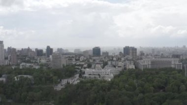 Kyiv şehrinin genel planı. Sağ yakanın manzarası. Şehir merkezi. Yaz. Dinyeper Nehri. Hükümet konutu. Havadan
