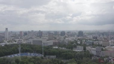 Kyiv şehrinin genel planı. Sağ yakanın manzarası. Şehir merkezi. Yaz. Dinyeper Nehri. Hükümet konutu. Havadan