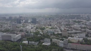 Kyiv şehrinin genel planı. Sağ yakanın manzarası. Şehir merkezi. Yaz. Dinyeper Nehri. Hükümet konutu. Havadan