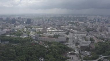 Kyiv şehrinin genel planı. Sağ yakanın manzarası. Şehir merkezi. Yaz. Dinyeper Nehri. Hükümet konutu. Havadan