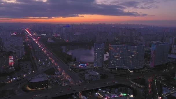 メトロ ハリクフスカ レヴトスキー通り 地域の一般的な計画 夜の撮影 街の灯だ 空中写真 夕日の空 — ストック動画