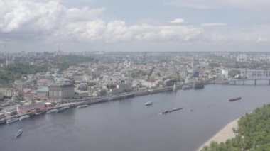 Kyiv 'in merkezi. Podil 'in manzarası. Yaz. Dnepr Nehri. Nehirdeki eğlence tekneleri. Havadan. Ukrayna