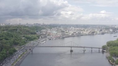 Kyiv 'in merkezi. Podil 'in manzarası. Yaz. Dnepr Nehri. Nehirdeki eğlence tekneleri. Havadan. Ukrayna