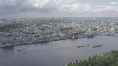 Kyiv 'in merkezi. Podil 'in manzarası. Yaz. Dnepr Nehri. Nehirdeki eğlence tekneleri. Havadan. Ukrayna