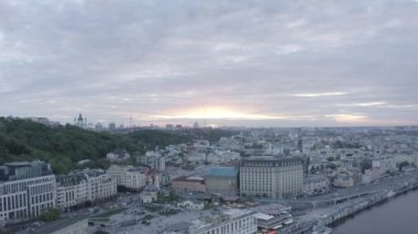 Kyiv 'in merkezi. Podil 'in manzarası. Yaz. Dnepr Nehri. Nehirdeki eğlence tekneleri. Havadan. Ukrayna