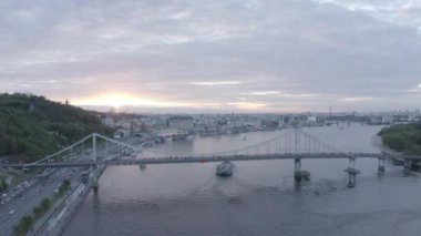 Kyiv 'in merkezi. Podil 'in manzarası. Yaz. Dnepr Nehri. Nehirdeki eğlence tekneleri. Havadan. Ukrayna