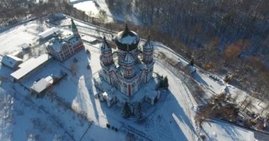Ukrayna 'nın başkenti Kyiv' deki Feofaniya parkı üzerindeki güzel St. Panteleimons Manastırı Ukrayna Ortodoks Kilisesi. Havadan. Kış. 