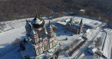 Ukrayna 'nın başkenti Kyiv' deki Feofaniya parkı üzerindeki güzel St. Panteleimons Manastırı Ukrayna Ortodoks Kilisesi. Havadan. Kış. 