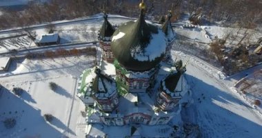 Ukrayna 'nın başkenti Kyiv' deki Feofaniya parkı üzerindeki güzel St. Panteleimons Manastırı Ukrayna Ortodoks Kilisesi. Havadan. Kış. 