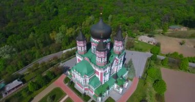 Nehir kıyısındaki güzel kilise. Ukrayna 'nın başkenti Kyiv' deki Feofaniya parkı üzerindeki Aziz Panteleimons Manastırı Ukrayna Ortodoks Kilisesi. Yaz