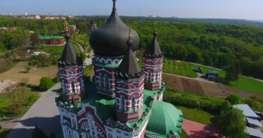 Nehir kıyısındaki güzel kilise. Ukrayna 'nın başkenti Kyiv' deki Feofaniya parkı üzerindeki Aziz Panteleimons Manastırı Ukrayna Ortodoks Kilisesi. Yaz