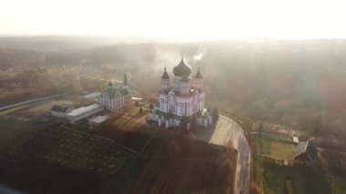 Ukrayna 'nın başkenti Kyiv' deki Feofaniya parkı üzerindeki güzel St. Panteleimons Manastırı Ukrayna Ortodoks Kilisesi. Havadan. Sonbahar.