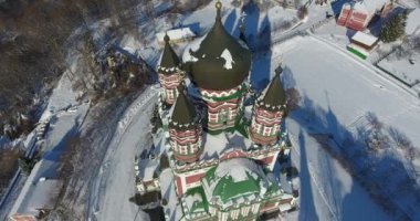 Ukrayna 'nın başkenti Kyiv' deki Feofaniya parkı üzerindeki güzel St. Panteleimons Manastırı Ukrayna Ortodoks Kilisesi. Havadan. Kış. 