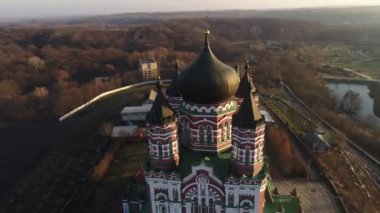 Ukrayna 'nın başkenti Kyiv' deki Feofaniya parkı üzerindeki güzel St. Panteleimons Manastırı Ukrayna Ortodoks Kilisesi. Havadan. Sonbahar.