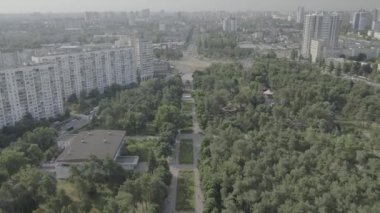 Zafer Parkı. Darnitsya metro istasyonunun yanındaki meydanda. Yaz. Bölgenin genel planı. Havadan.