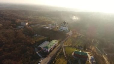 Ukrayna 'nın başkenti Kyiv' deki Feofaniya parkı üzerindeki güzel St. Panteleimons Manastırı Ukrayna Ortodoks Kilisesi. Havadan. Sonbahar.