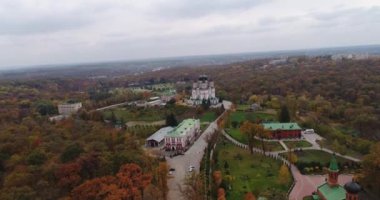Ukrayna 'nın başkenti Kyiv' deki Feofaniya parkı üzerindeki güzel St. Panteleimons Manastırı Ukrayna Ortodoks Kilisesi. Havadan. Sonbahar.