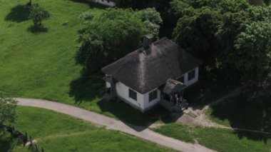 Açık hava müzesi. Ukrayna 'nın geleneksel köyünde ahşap yel değirmeni. Kyiv, Ukrayna. Ulusal Halk Müzesi. Havadan. Yaz