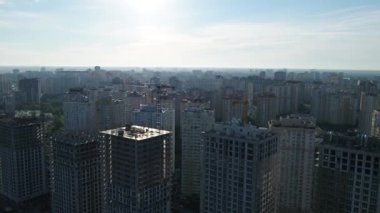 Osokorky bölgesi. Şafak Modern bina. Yüksek binalar. Yoğun binalar. Erial. Ukrayna. Kyiv.