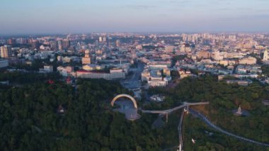 Ukrayna. Kyiv. Şehir merkezi. İdari bölge. Dnepr Nehri. Havadan. Yaz. Dawn.