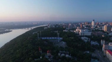 Ukrayna. Kyiv. Şehir merkezi. İdari bölge. Dnepr Nehri. Havadan. Yaz. Dawn.