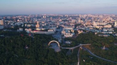 Ukrayna. Kyiv. Şehir merkezi. İdari bölge. Dnepr Nehri. Havadan. Yaz. Dawn.