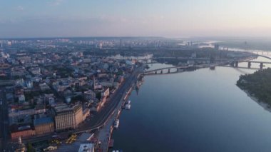 Ukrayna. Kyiv. Şehir merkezi. İdari bölge. Dnepr Nehri. Havadan. Yaz. Dawn.