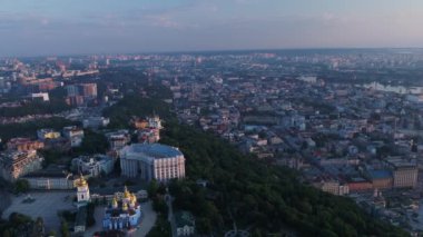 Ukrayna. Kyiv. Şehir merkezi. İdari bölge. Dnepr Nehri. Havadan. Yaz. Dawn.