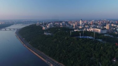 Ukrayna. Kyiv. Şehir merkezi. İdari bölge. Dnepr Nehri. Havadan. Yaz. Dawn.