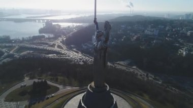 Drone Video. Kiev 'deki Anavatanın Anıtı. Ukrayna. Havadan. Sembol Şehri. 