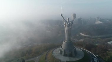 Drone Video. Kiev 'deki Anavatanın Anıtı. Ukrayna. Havadan. Sembol Şehri. 