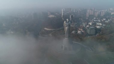 Drone Video. Kiev 'deki Anavatanın Anıtı. Ukrayna. Havadan. Sembol Şehri. 