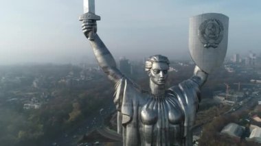 Drone Video. Kiev 'deki Anavatanın Anıtı. Ukrayna. Havadan. Sembol Şehri. 