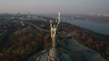 Drone Video. Kiev 'deki Anavatanın Anıtı. Ukrayna. Havadan. Sembol Şehri. 