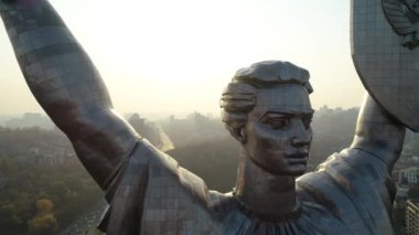 Drone Video. Kiev 'deki Anavatanın Anıtı. Ukrayna. Havadan. Sembol Şehri. 