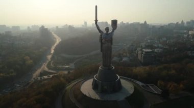 Drone Video. Kiev 'deki Anavatanın Anıtı. Ukrayna. Havadan. Sembol Şehri. 