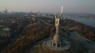 Drone Video. Kiev 'deki Anavatanın Anıtı. Ukrayna. Havadan. Sembol Şehri. 