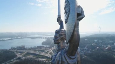 Drone Video. Kiev 'deki Anavatanın Anıtı. Ukrayna. Havadan. Sembol Şehri. 