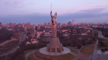 Drone Video. Kiev 'deki Anavatanın Anıtı. Ukrayna. Havadan. Sembol Şehri. 