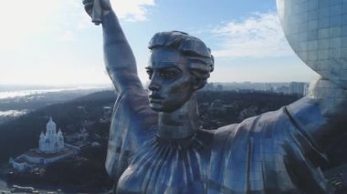Drone Video. Kiev 'deki Anavatanın Anıtı. Ukrayna. Havadan. Sembol Şehri. 