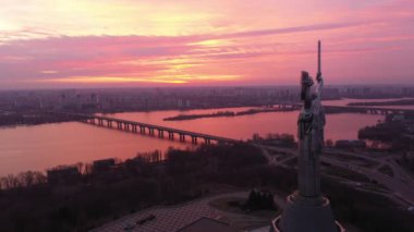 Drone Video. Kiev 'deki Anavatanın Anıtı. Ukrayna. Havadan. Sembol Şehri. 