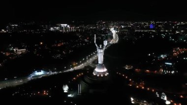 Drone Video. Kiev 'deki Anavatanın Anıtı. Ukrayna. Havadan. Sembol Şehri. 