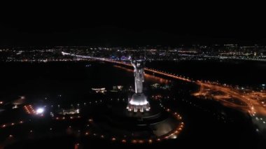 Drone Video. Kiev 'deki Anavatanın Anıtı. Ukrayna. Havadan. Sembol Şehri. 